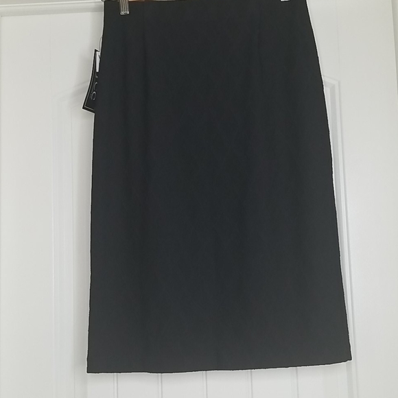 Robe Noire New York & Company - Taille 16 - Sans Manches Genou - Style Avec Volants - Neuf Sans étiquette